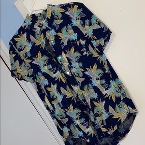 💥3/$25💥 Hawaiian-print button-down